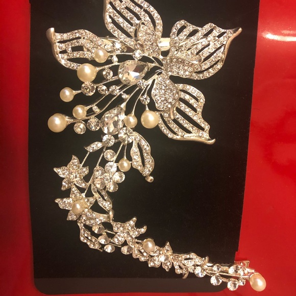 Accessories - Rhinestone flower hair clip